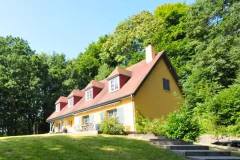 Near Pont L'évêque in a Private Estate. Large South-Facing Villa from 1982 - Completely Renovated - High-End Materials.