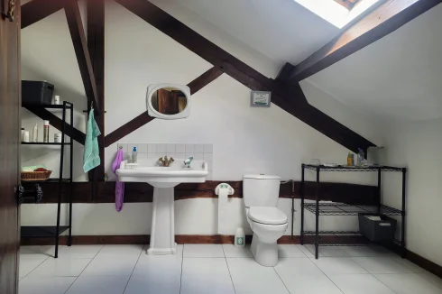 Salle de bain à l'étage montrant le lavabo