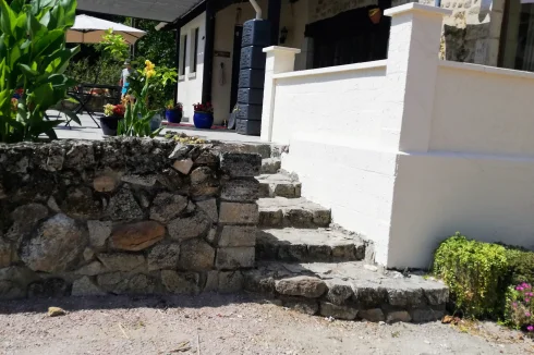marches de la maison au garage.