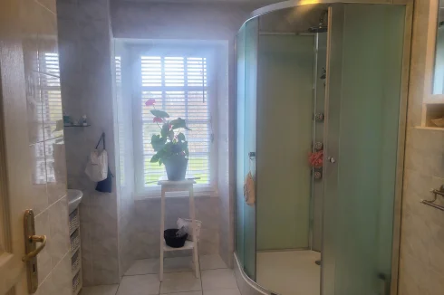 Salle de douche en bas
