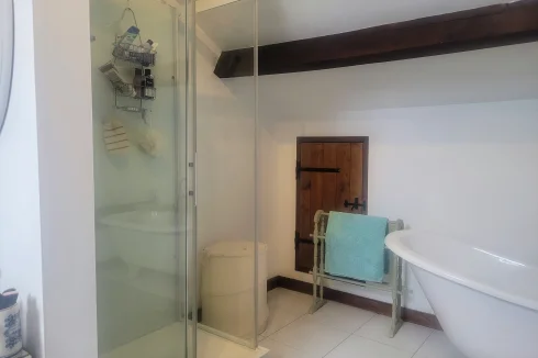 Salle de bain à l'étage avec douche