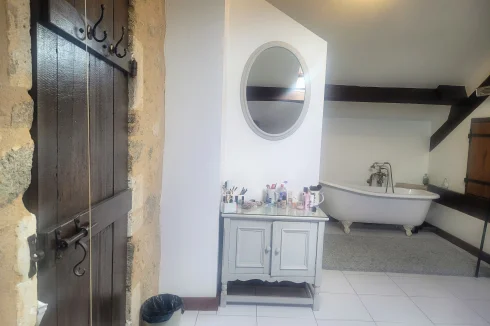 Salle de bain à l'étage montrant la baignoire