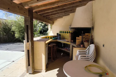 Cuisine d'été et douche piscine avec eau chaude