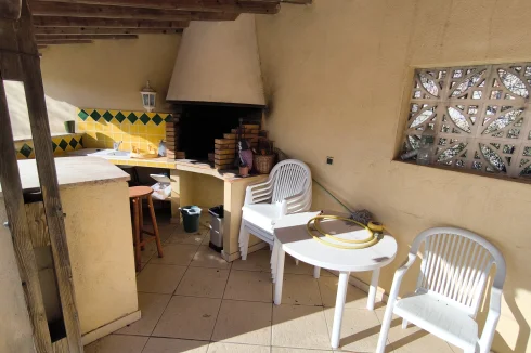 Cuisine d'été et douche piscine avec eau chaude