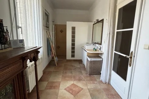 bathroom on the 1st floor