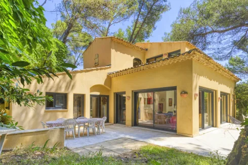 Magnificent Villa with Swimming Pool and Aircon in Provence