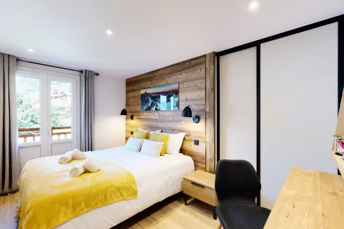 Room with balcony, mountain view
