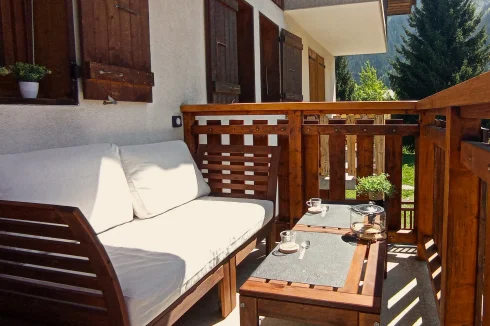 Balcony, facing south, mountain view