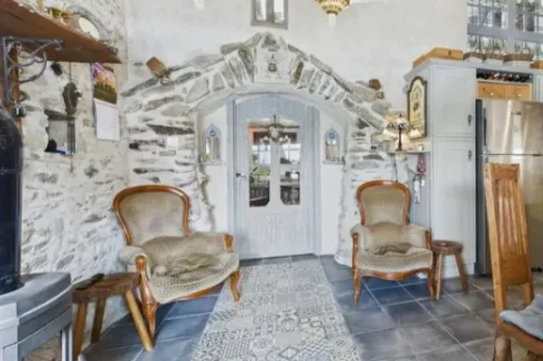 Feature door way from breakfasting kitchen to livingroom